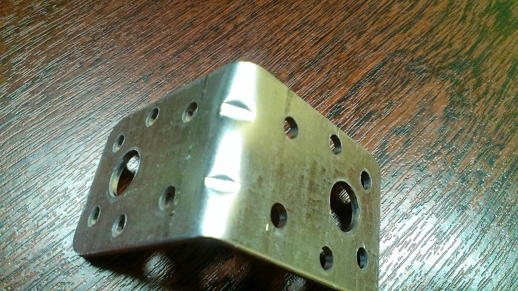 Уголок "усиленный" - ребра жесткости лишь намечены