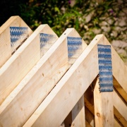 Сборка стропильных ферм в полевых условиях.